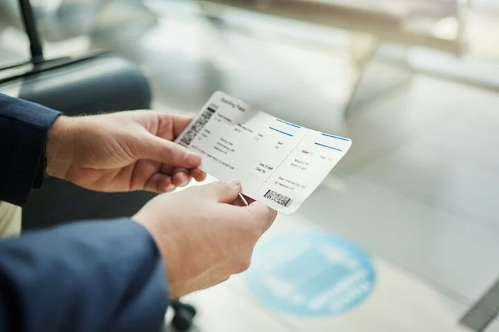 Vì sao bạn nên giữ lại thẻ lên máy bay? 